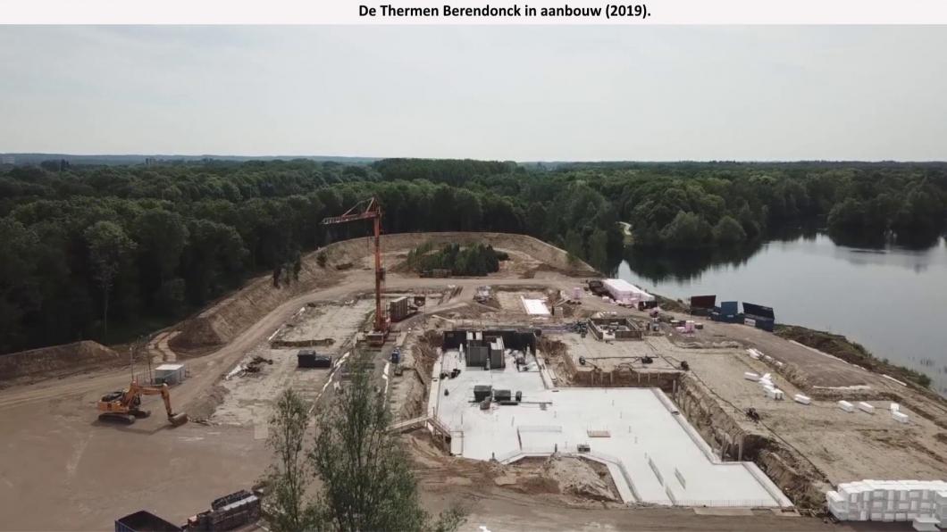 Een luchtfoto van de Thermen Berendonck in aanbouw.