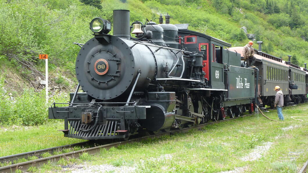 Een stoomtrein voor een berg.