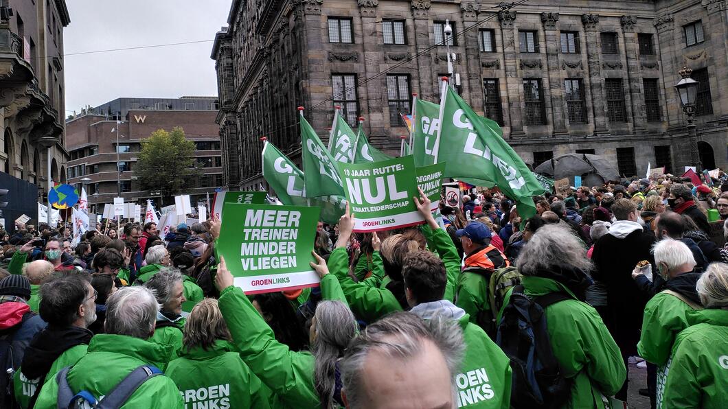 De Klimaatmars 2021 bij de start op de Dam in Amsterdam.