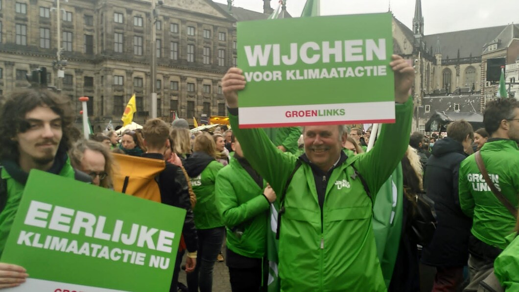 GroenLinks Wijchen met protestborden op de Dam tijdens de Klimaatmars 2021.