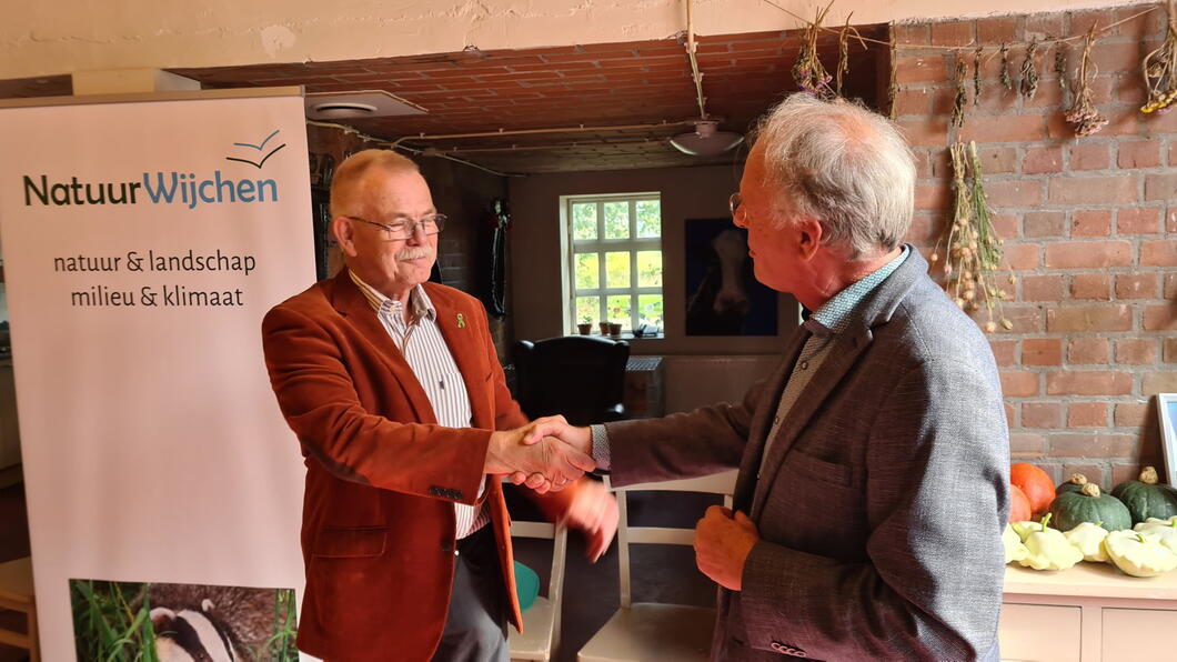 Hans reikt het Groen Lintje uit aan Theo Heesen, van de vereniging Natuur Wijchen.