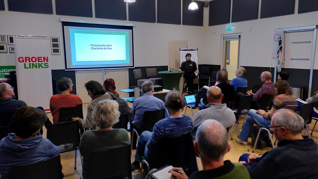 Charlotte de Roo houdt een presentatie over de rol van de provincie in de energietransitie.