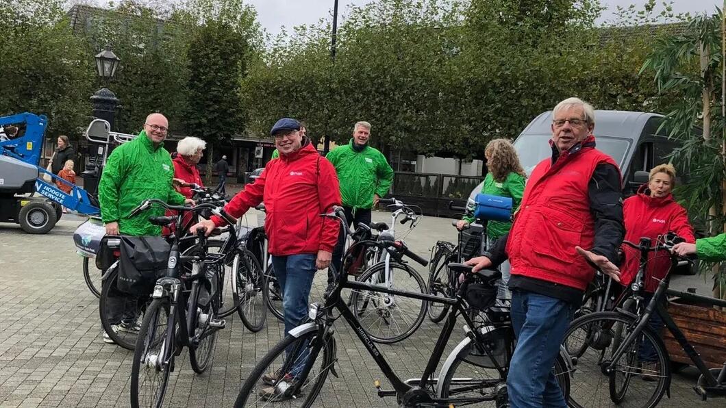 GroenLinks Wijchen en PvdA Wijchen op de markt van Wijchen, bij de start van de fietstocht naar de kerndorpen.