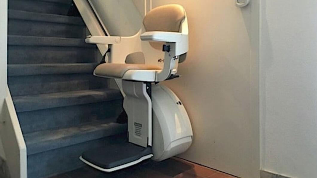 Een foto van een traplift.