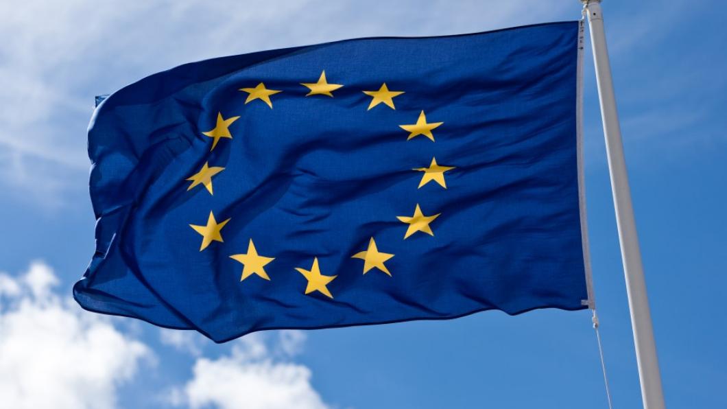 De vlag van de Europese Unie, wapperend in de wind.