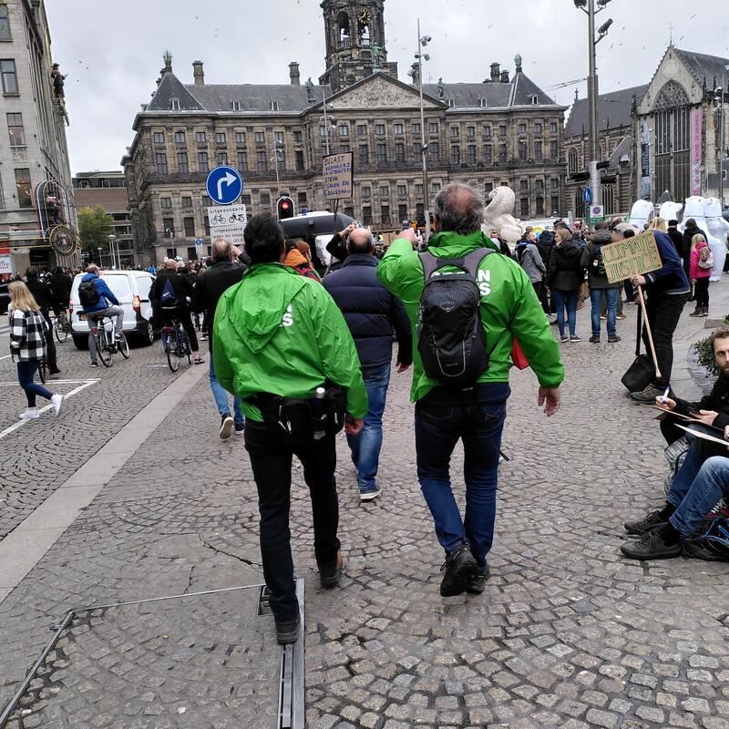 Klimaatmars 2021: Henry wijst naar onze bestemming: de Dam.