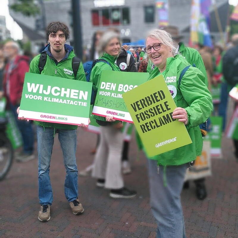 GroenLinks Wijchen, samen met GL Maashorst op de foto bij de start van de Klimaatmars Rotterdam 2022.