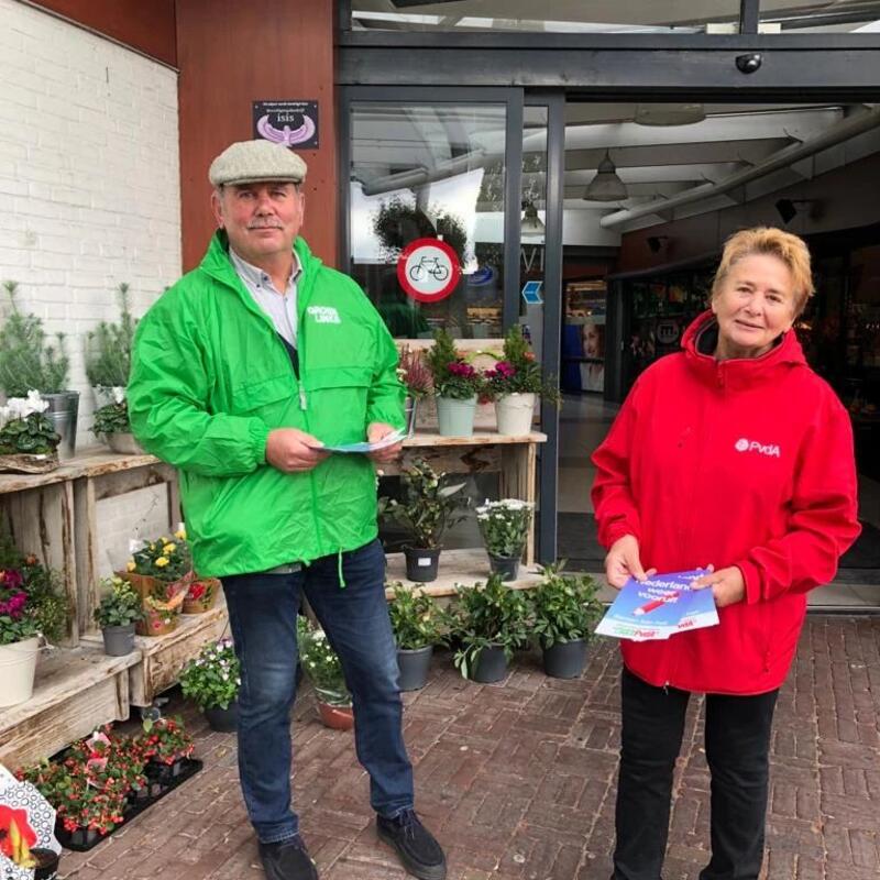 GroenLinks Wijchen en PvdA Wijchen aan het flyeren bij winkelcentrum Zuiderpoort.