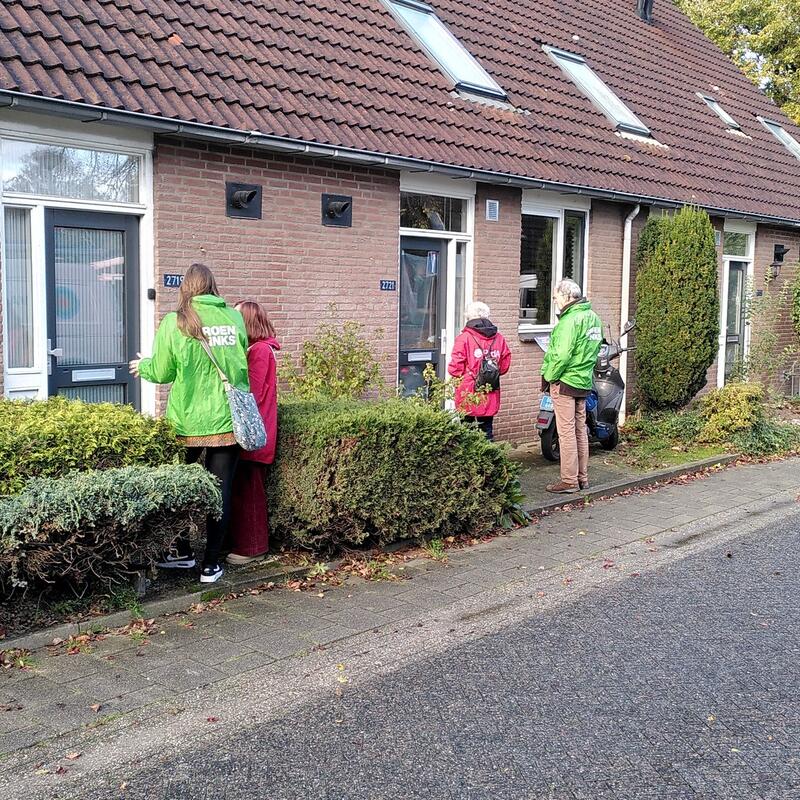 GroenLinks Wijchen en PvdA Wijchen langs de huizen in Diepvoorde.