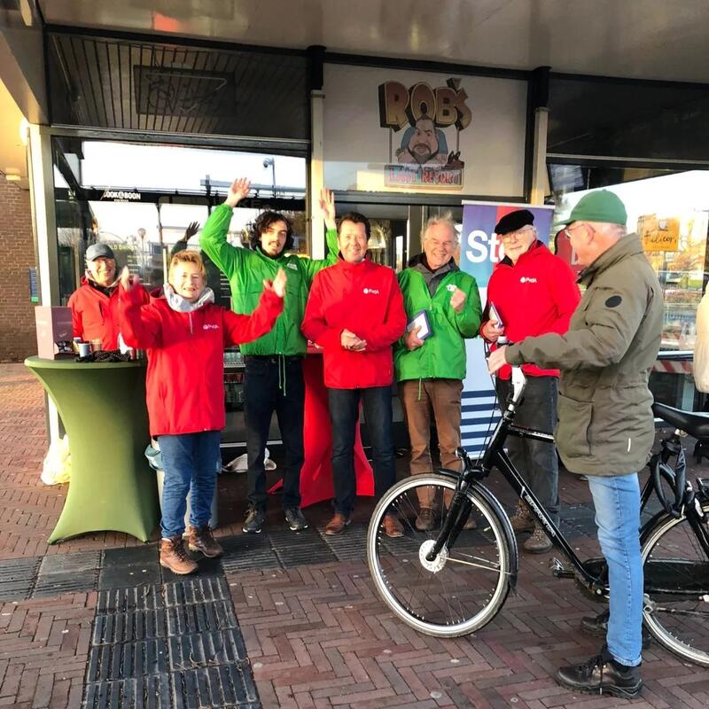 GroenLinks en PvdA Wijchen op het station tijdens de verkiezingscampagne voor de Tweede Kamerverkiezingen 2023.