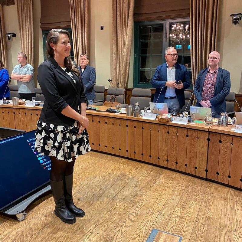 Marieke bij haar installatie als commissielid. Pepijn en Henry staan trots op de achtergrond.