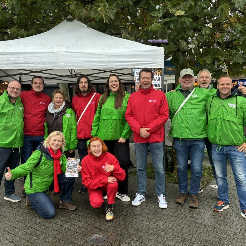 Een grote groep vrijwilligers van GroenLinks-PvdA Wijchen op de markt.