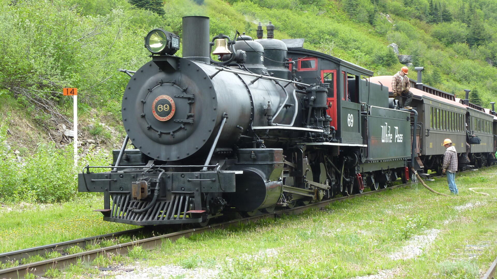 Een stoomtrein voor een berg.