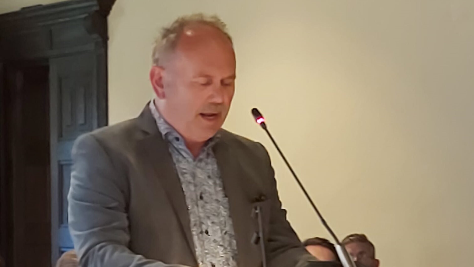 Henry bij de raadsvergadering over de Perspectiefnota van Wijchen 2023.