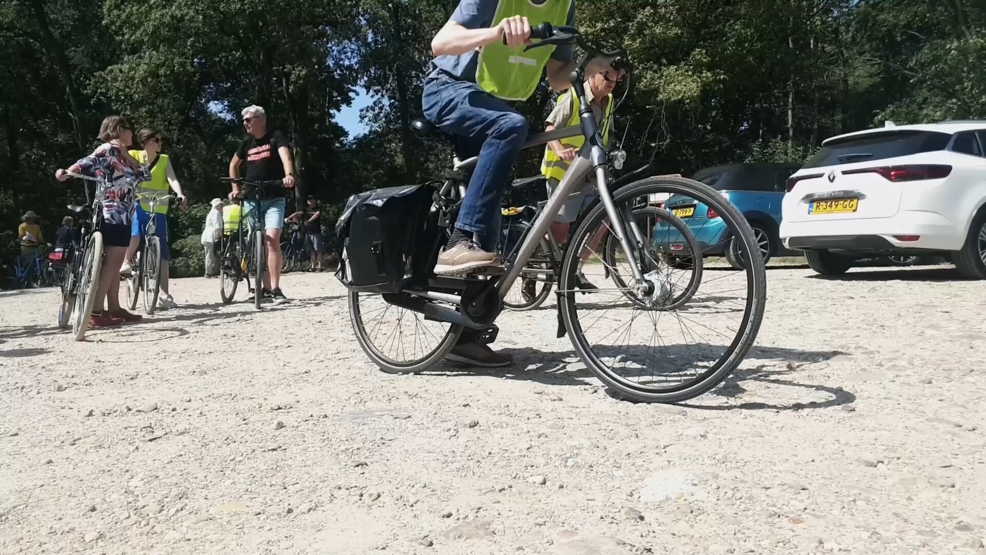 Fietsers aan de start van de fietstocht door het vennengebied.