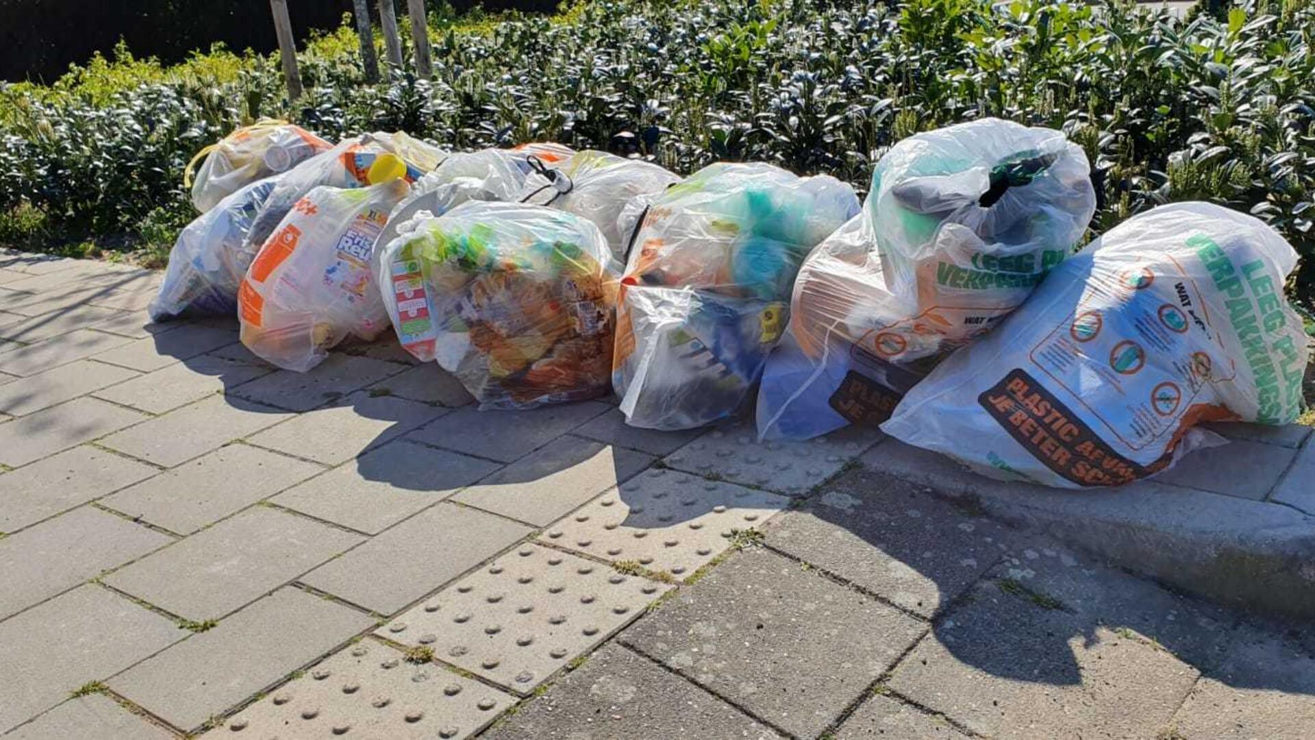 Plastic afvalzakken op de stoep in Wijchen.