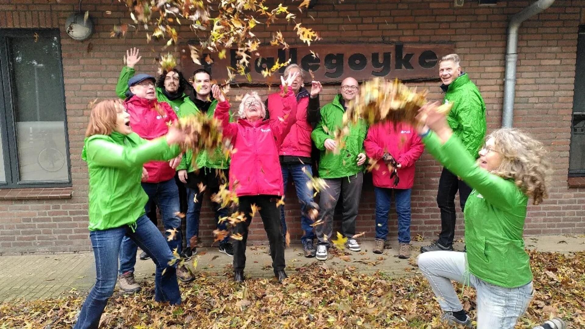PvdA Wijchen en GroenLinks Wijchen spelen met bladeren in Balgoy.