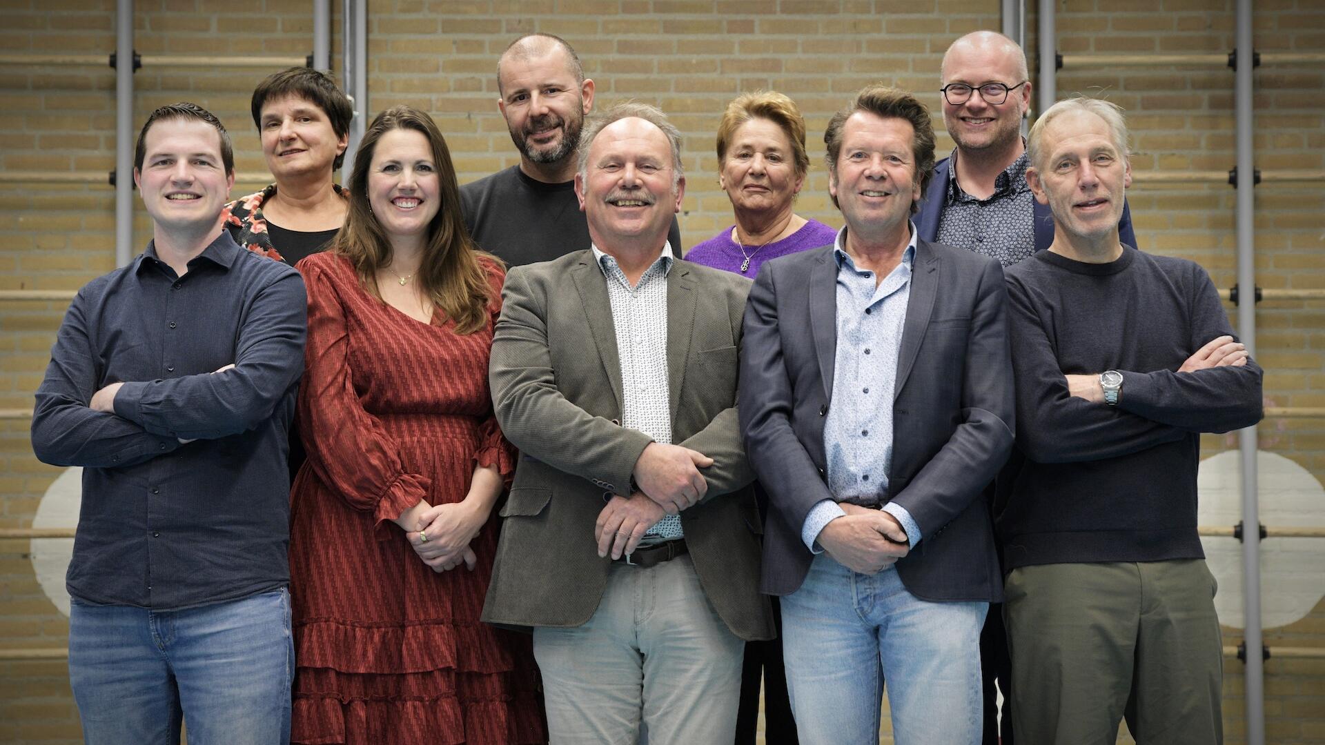 De fractieleden van GroenLinks Wijchen en de PvdA Wijchen poseren voor een groepsfoto.