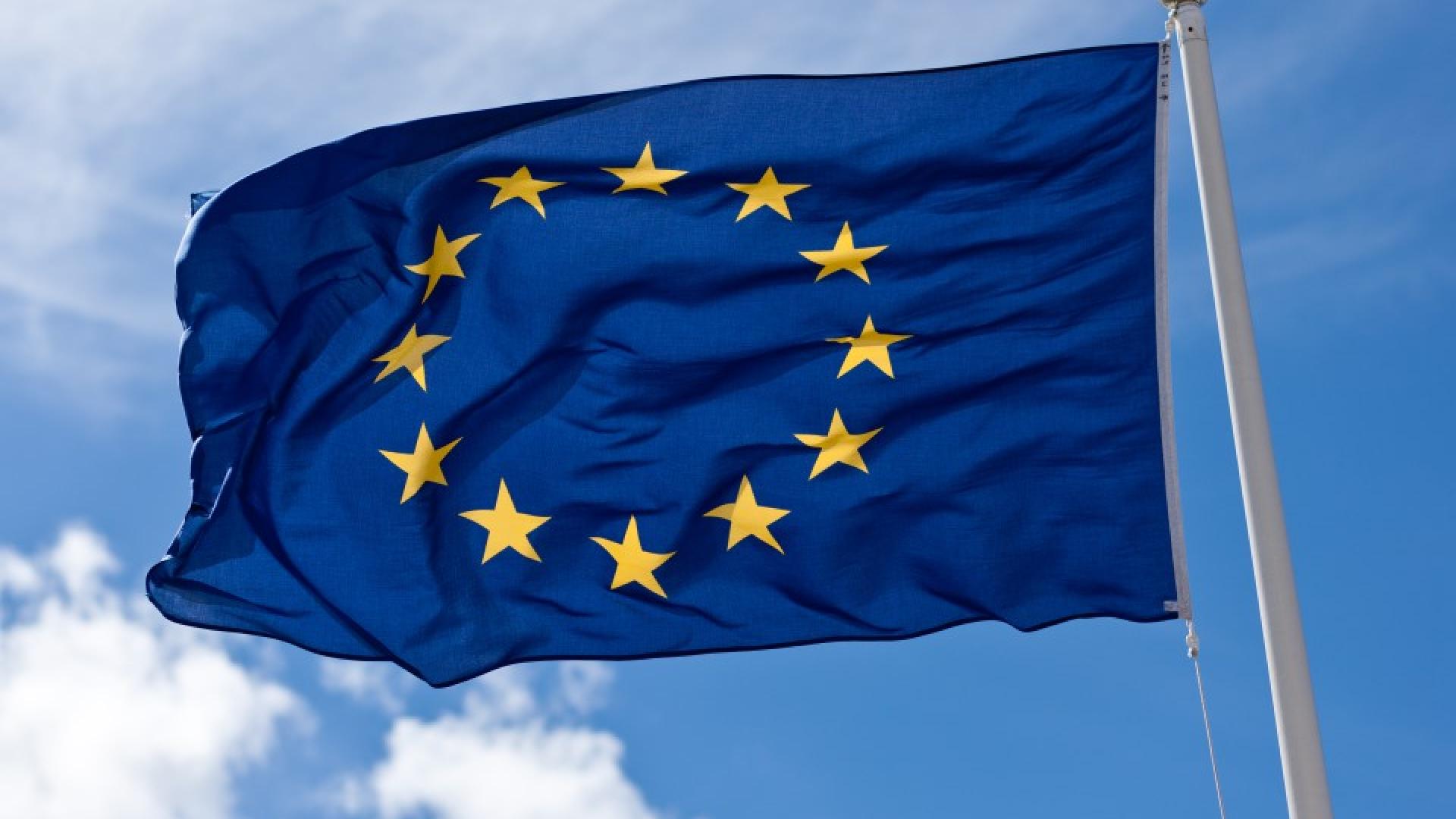 De vlag van de Europese Unie, wapperend in de wind.