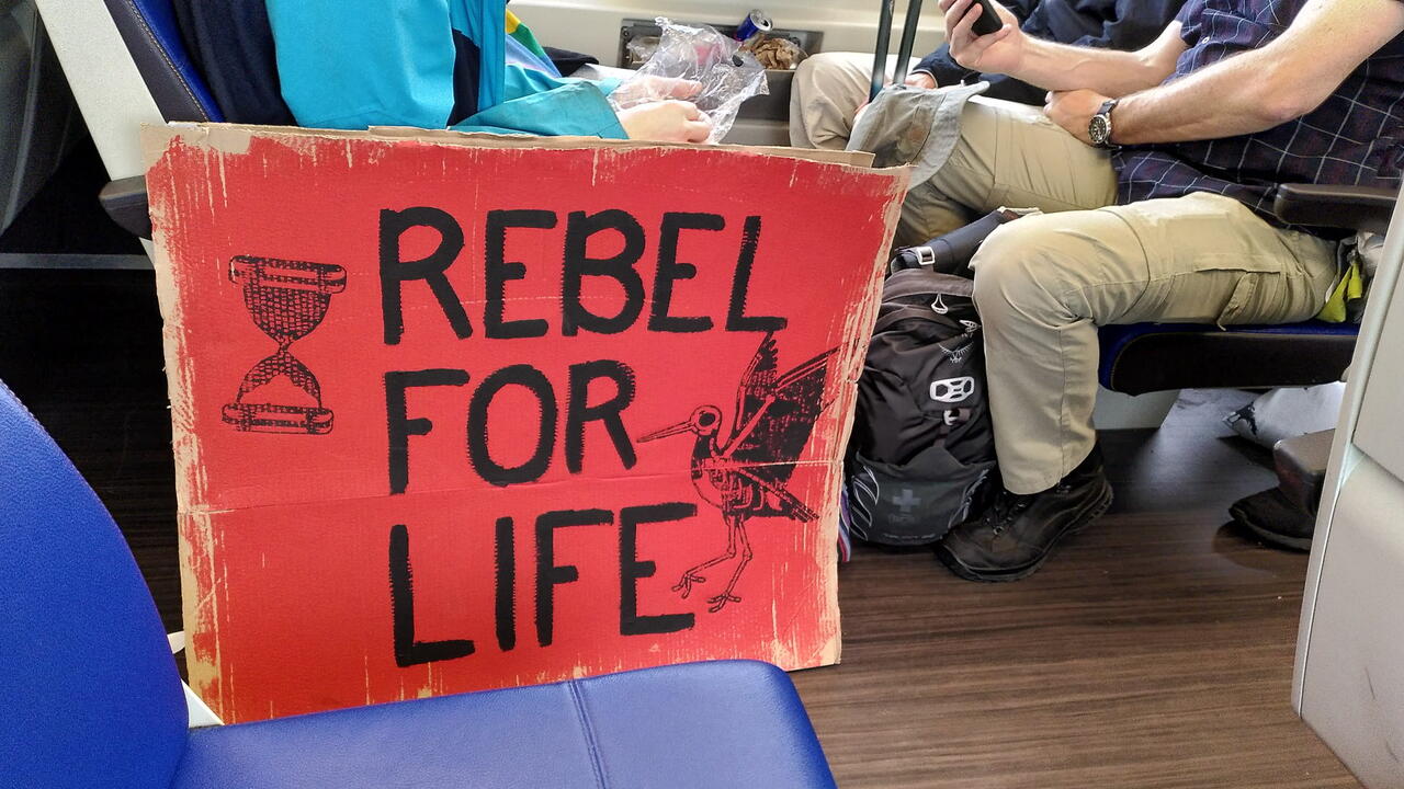 Een actiebord voor de Klimaatmars, met daarop "Rebel for life".