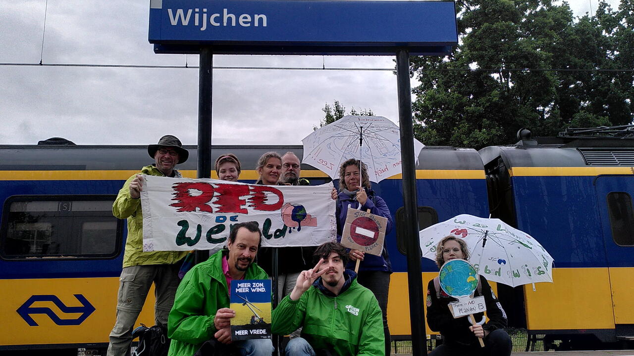 De groep samenreizigers naar de klimaatmars op het perron van station Wijchen.